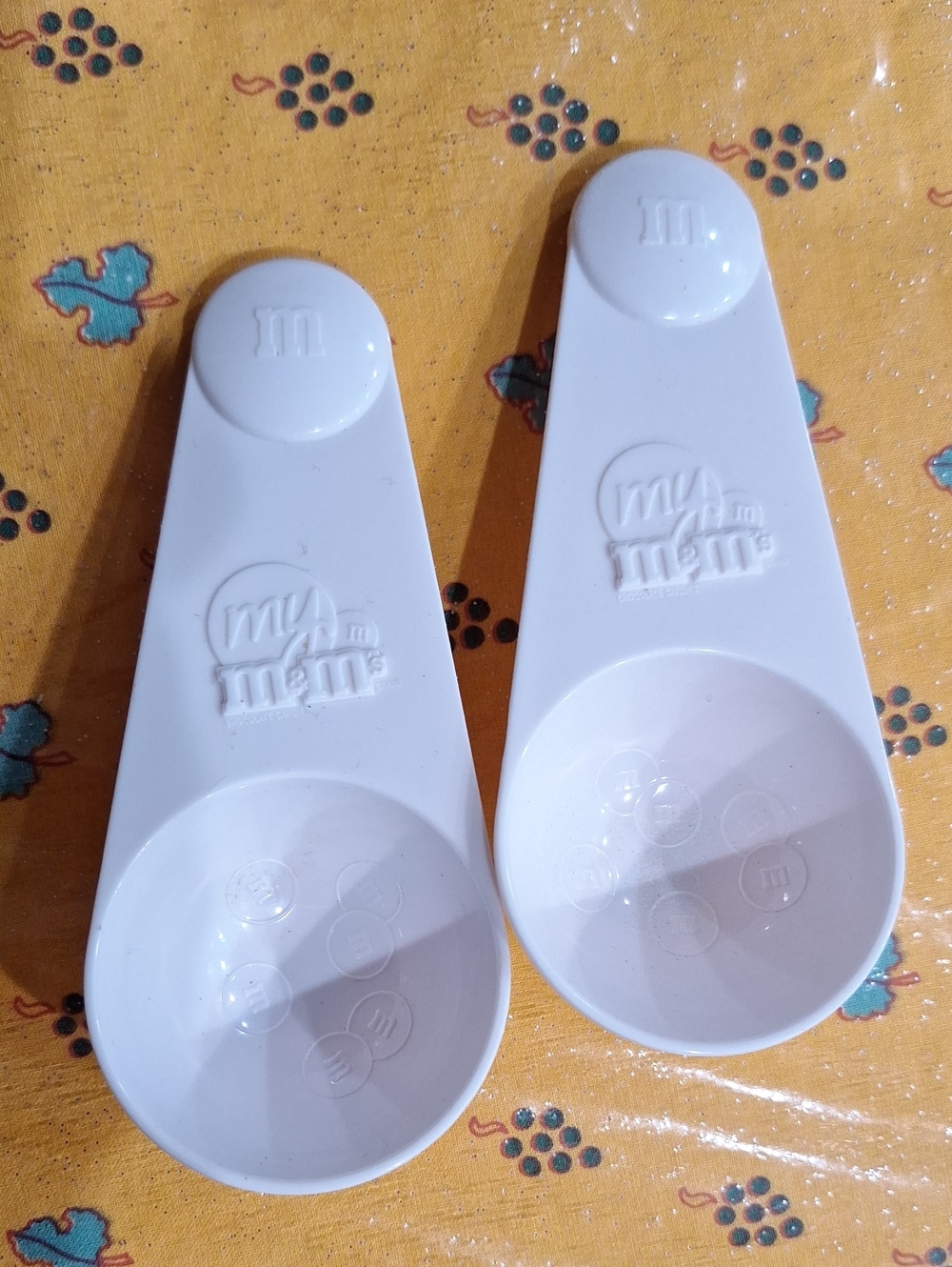 M&M's Branded White Plastic Candy Scoop - Set of 2